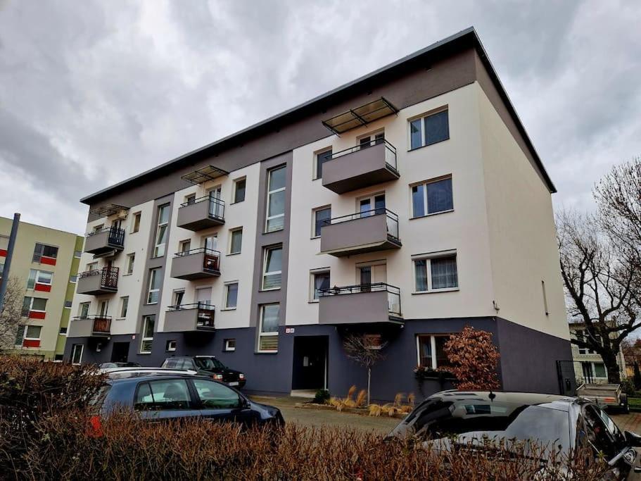 Slnecny Byt V Blizkosti Historickeho Centra Trencin Bagian luar foto